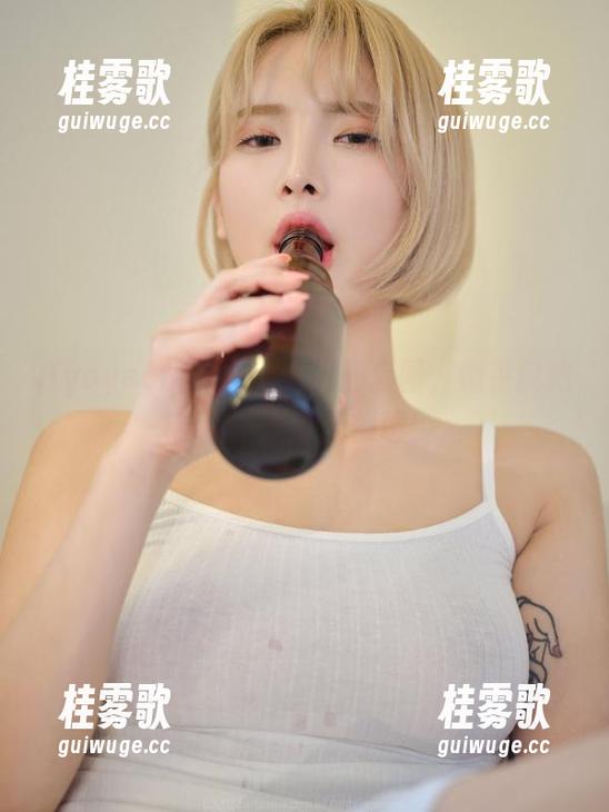 Hyoyeon(김효연)女王的套图，似乎能把冰淇淋也带入仙境！