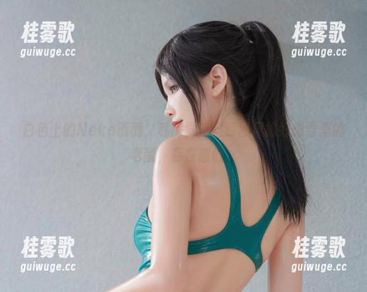 Neko薇薇 白色上的Neko薇薇,私房觉得这原图风格好像雪里的老鼠,存在感低。