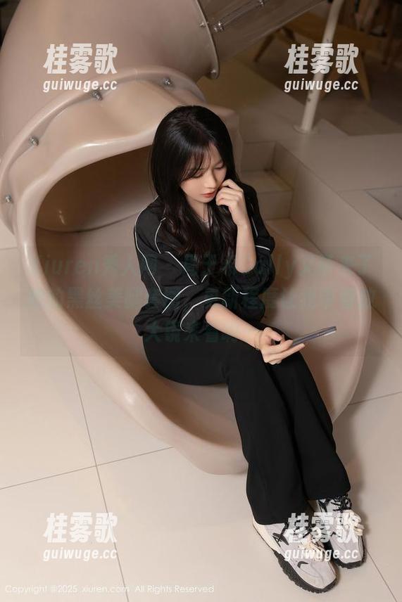 Xiuren秀人网 - 周于希Sally又带来了她的黑丝美腿套图，更新程度让我带着放大镜来看啊…