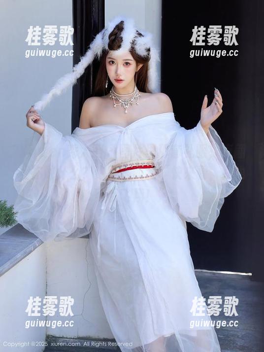 Xiuren秀人网 - 图片里那套礼服，唐翩翩在做什么？像是在叫我“快来看，我也可以飞翔！”
