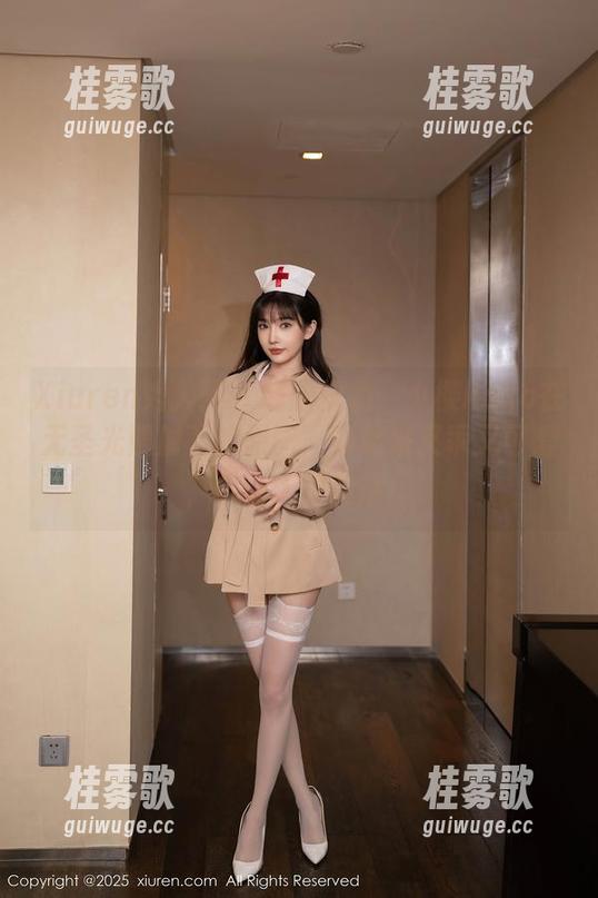 Xiuren秀人网 - 制服扮相：小樱koko在无圣光照射下的原图，看起来又乖又可爱，真让人想赞爆！