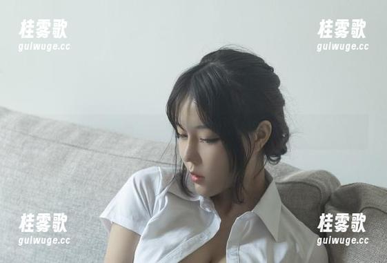 职场的另一面：今汐勇敢挑战OL制服的古板形象