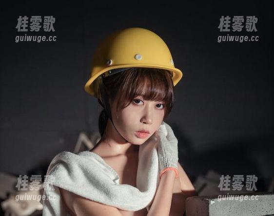 奈汐酱Nice 看完这张奈汐酱Nice的作品,我觉得‘何芙’的神情和我丢掉的遥控器有点相似,都很迷离。