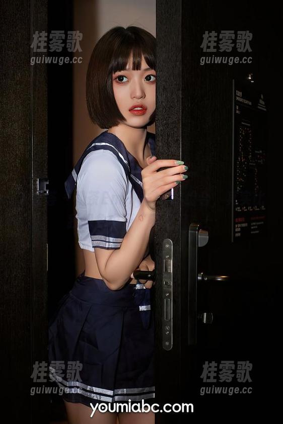 尤蜜荟-奶茶Emily 尤蜜荟 - 奶茶Emily+JK的组合,其实比我想象中更“不正经”!