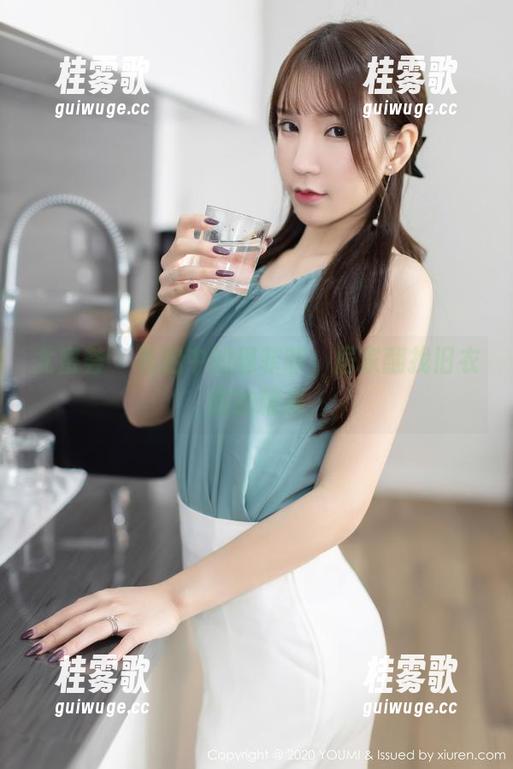 尤蜜荟-穆菲菲 尤蜜荟 - 私拍中的穆菲菲,居家翻找旧衣服的精彩