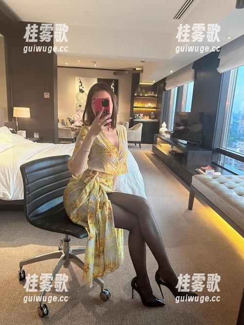 果儿Victoria 微密圈 - 果儿Victoria的职业装写真,每一张都有种“不好意思,我太优秀了”!精选火速上线!