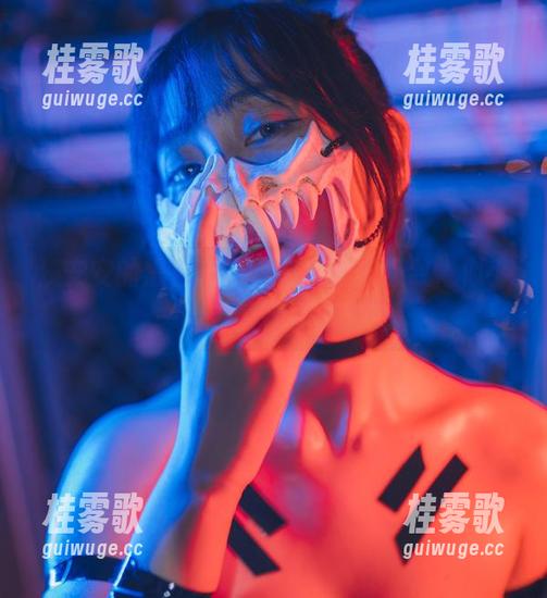 浅安安的黑色定制图集：追求极致，似乎一切都显得黯淡无光