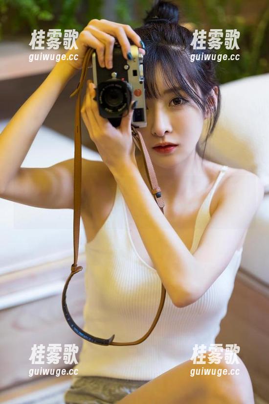 王羽杉在线美图，空姐风格有点出乎意料，这转身…有点让人心跳。