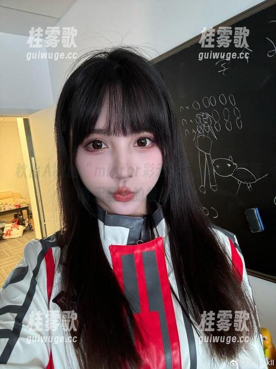 秋山AkI 秋山AkI的“mirror彩云”,别问,直接看无圣光的投影吧!
