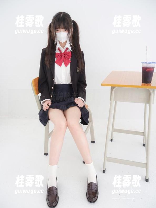 紧急企划 - 龙崎聆音的写真，白衬衫似乎能让一切都显得格外美妙
