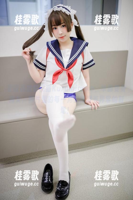 圣诞夜的胡桃猫Kurumineko，华丽变身魔女，照片里的每一角都散发着异常的时髦！