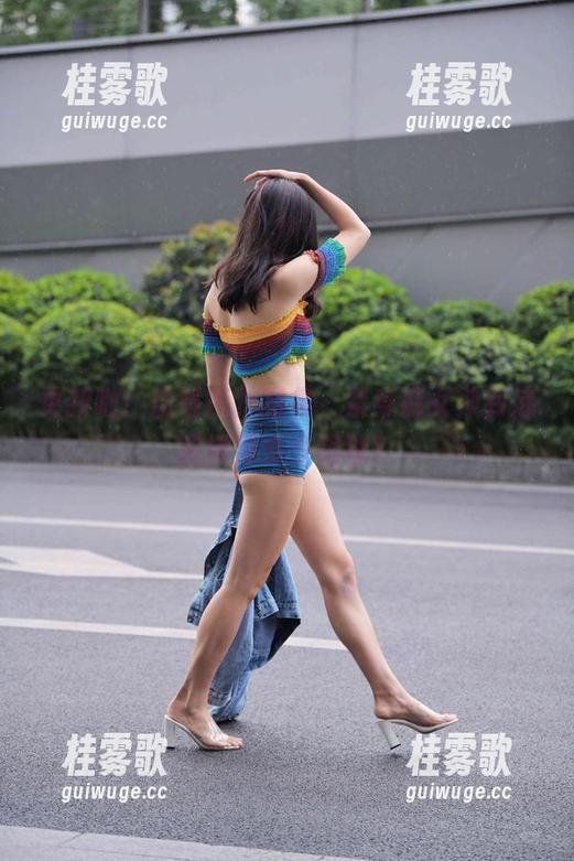 更新啦！魔镜街拍图集，紧身裤女神到底能撩到多少眼球？